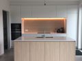 greeploze moderne keuken in nieuwbouw te Arendonk wit gecombineerd met hout ingewerkte ledverlichting in nis