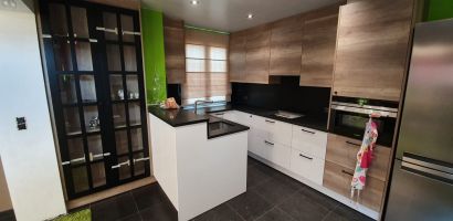 renovatie project te Zandhoven compacte keuken met mooie vitrinekast en graniet blad